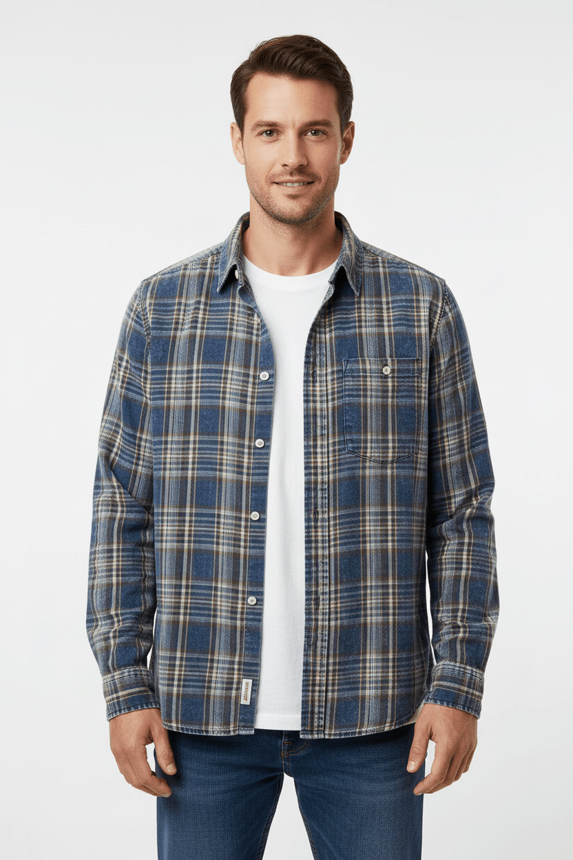 Camicia quadri indigo washed - indossata mezzo busto sfondo bianco