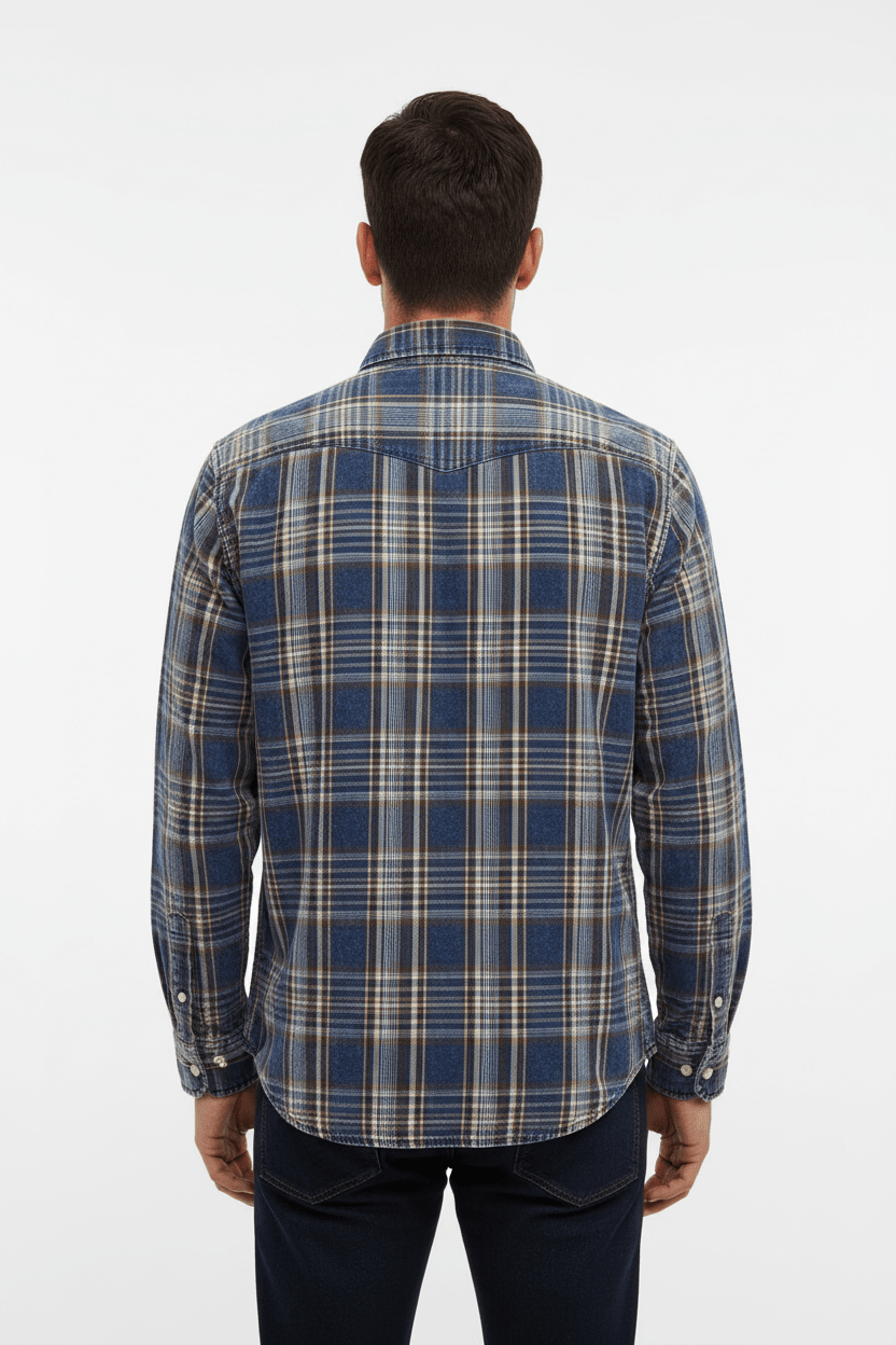 Camicia quadri indigo washed - retro indossata mezzo busto sfondo bianco