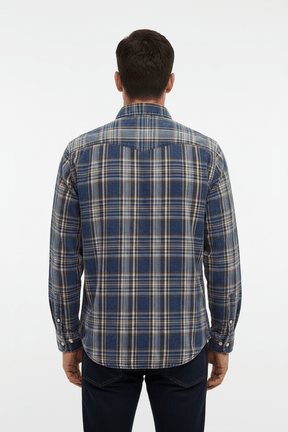 Camicia quadri indigo washed - retro indossata mezzo busto sfondo bianco