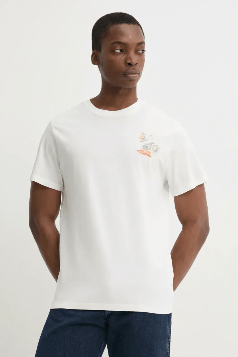 T-shirt floreale su modello
