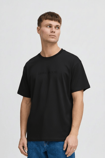 T-shirt nera - Fronte su modello