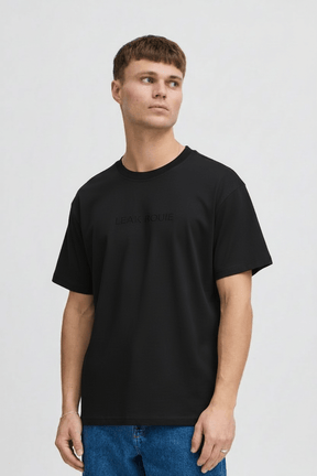 T-shirt nera - Fronte su modello